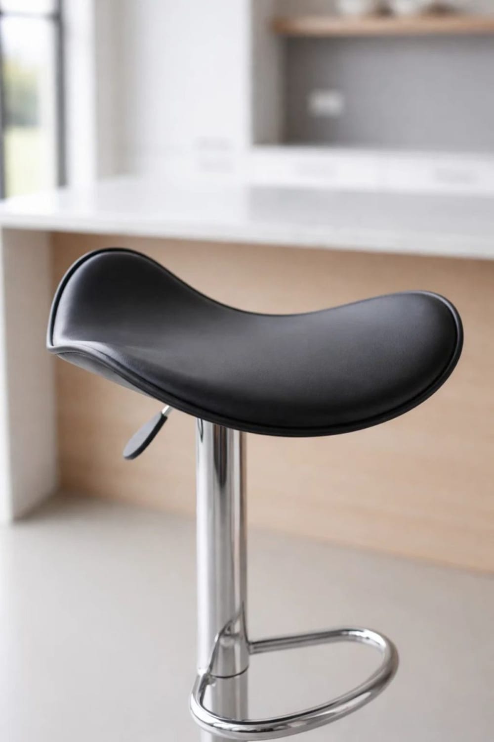 Taburete negro vanguardista en polipiel - Maisons du Monde