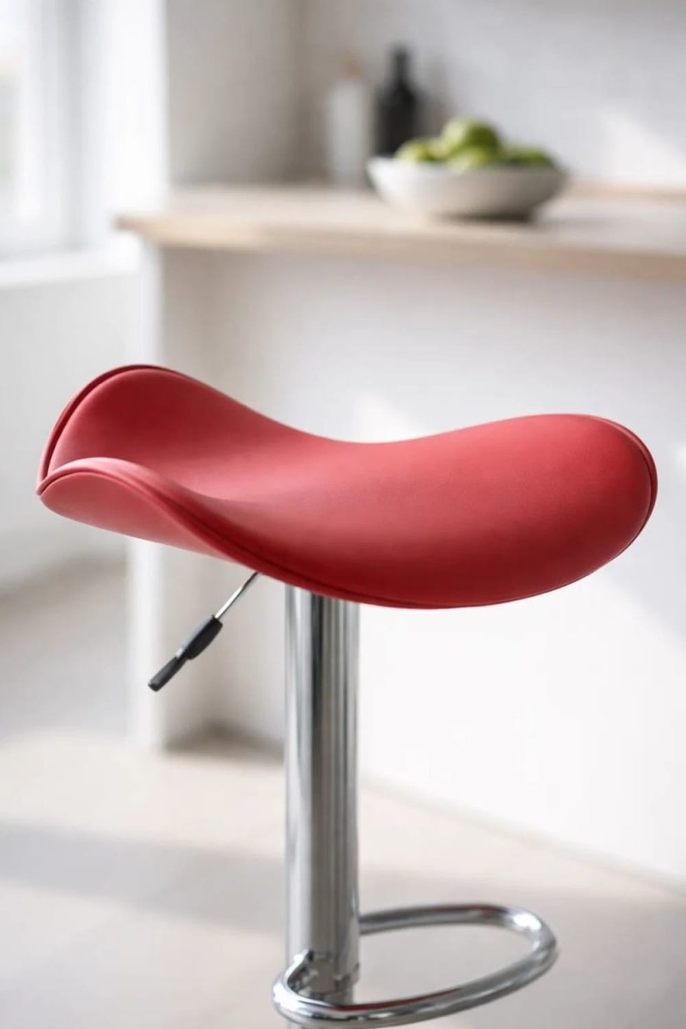 Taburete rojo vanguardista en polipiel - Maisons du Monde