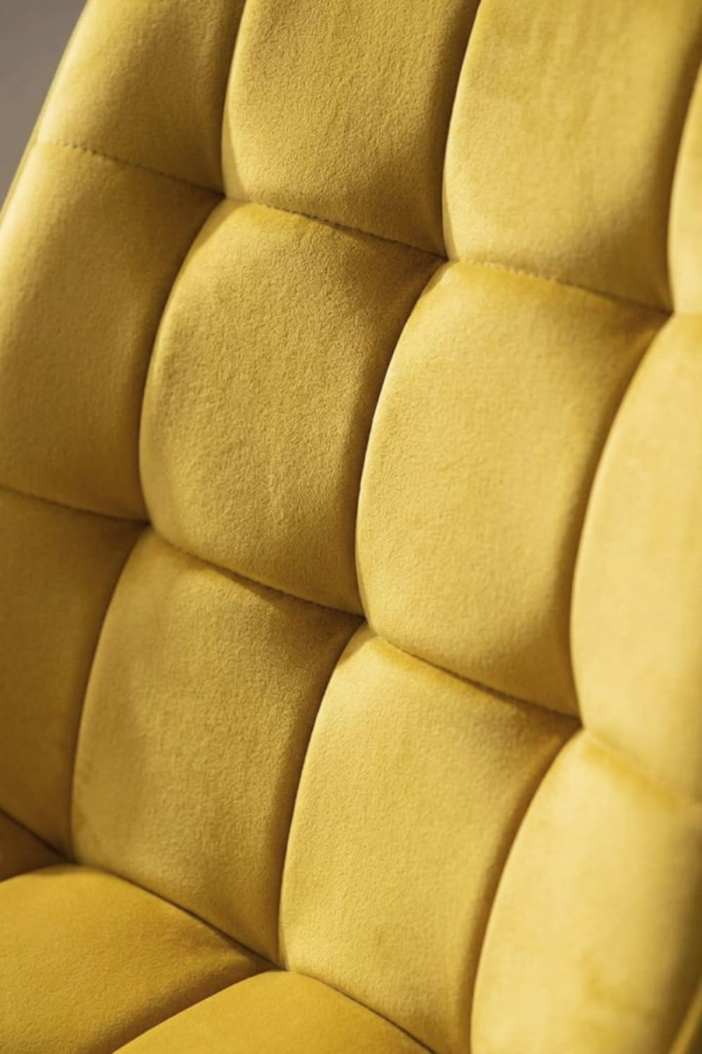 Silla en color amarillo de estilo con