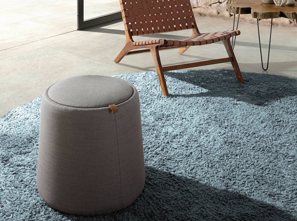 Puff tapizado en tela gris - Maisons du Monde