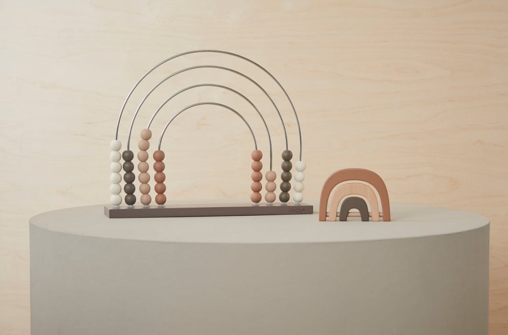Hochet arc-en-ciel marron en bois H8,5x11,6x1,6cm (OYOY Living Design) - Image 2