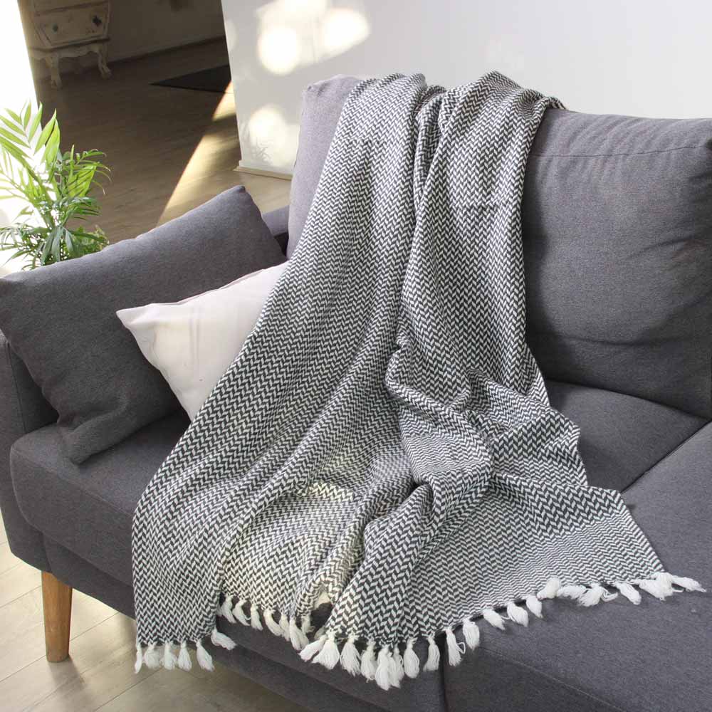 Plaid cachemire et laine petits chevrons gris anthracite 130 x 230 cm