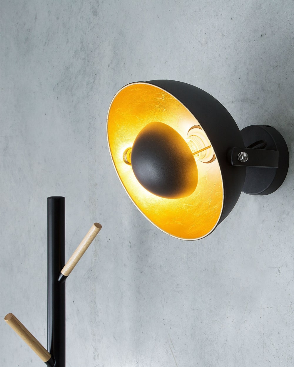 Lampe murale noire et dorée