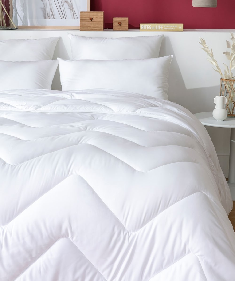 Couette anti-acariens chaude 220 x 240 cm polyester blanc - Maisons du Monde