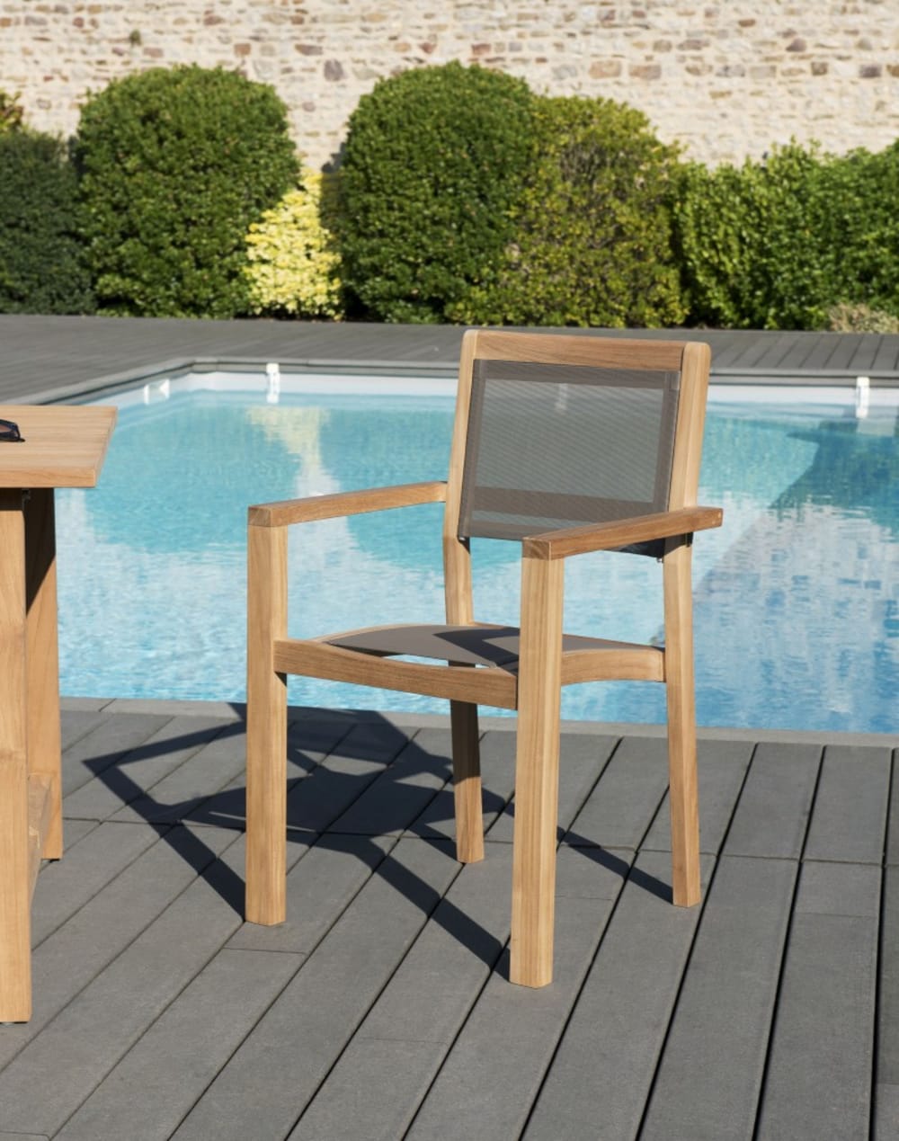 MACABANE Set mit 2 stapelbaren Gartensesseln aus Teakholz und Textil Braun