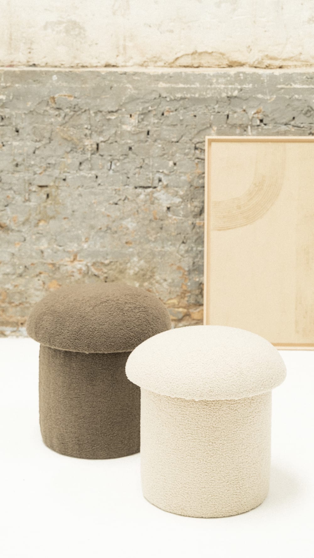 Pouf a forma di fungo in tessuto bouclé marrone - RNT by Really