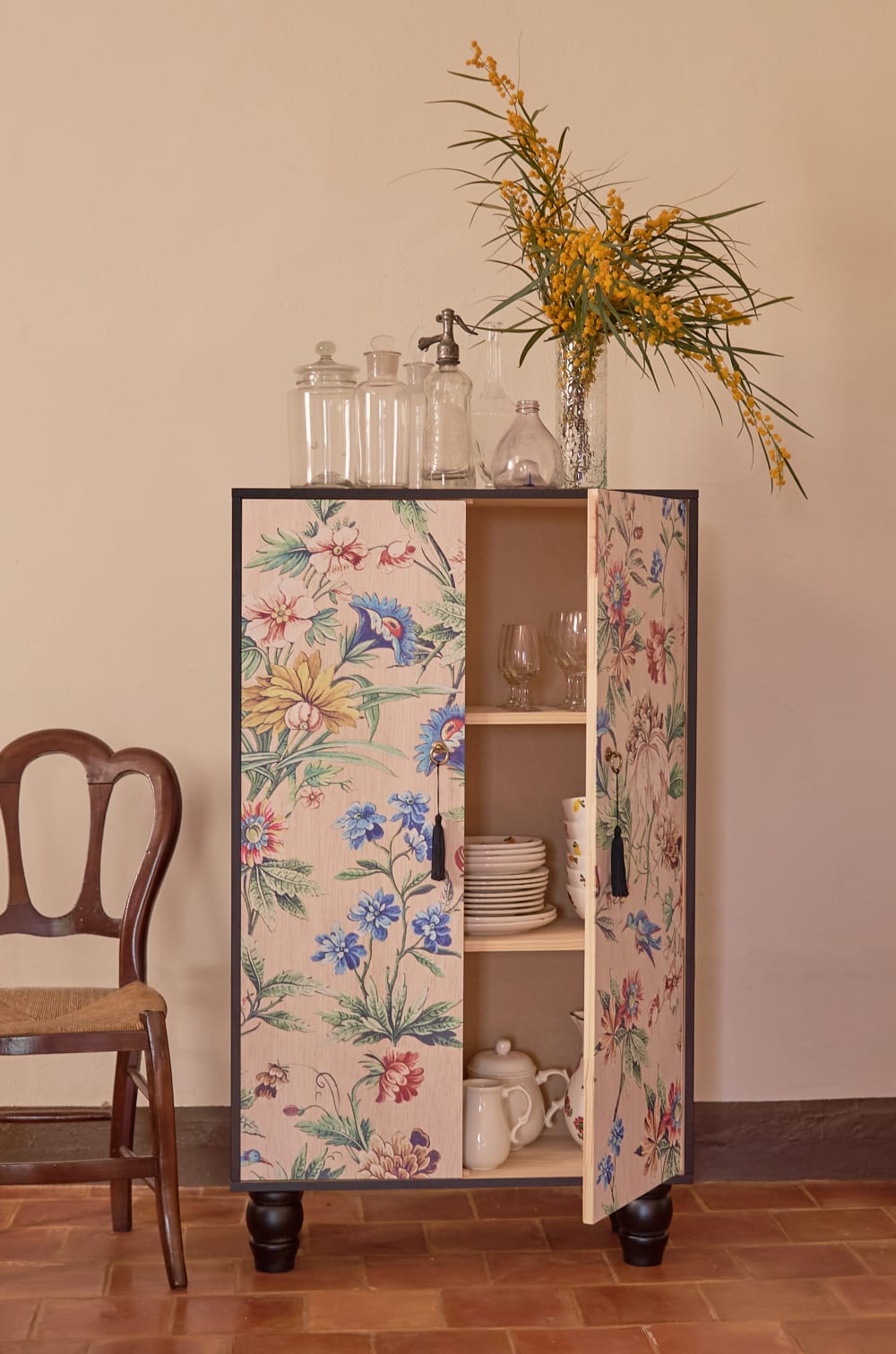 Buffet armoire en MDF imprimé floral sur fond noir.