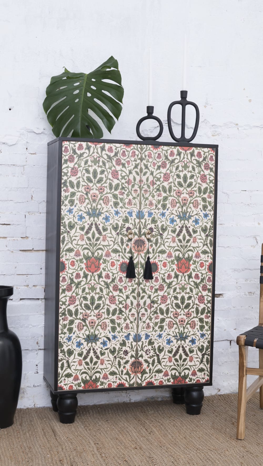 Buffet armoire en MDF imprimé floral sur fond noir.