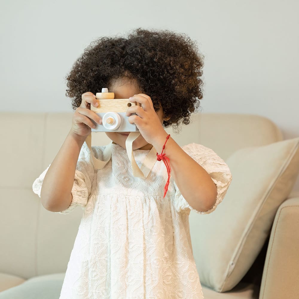 Appareil photo pour enfants en bois naturel et gris (Beeloom) - Image 1