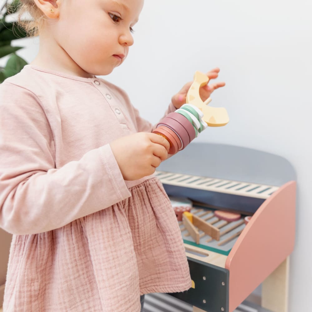 Barbecue en bois naturel noir et rouge pour enfants (Beeloom) - Image 2