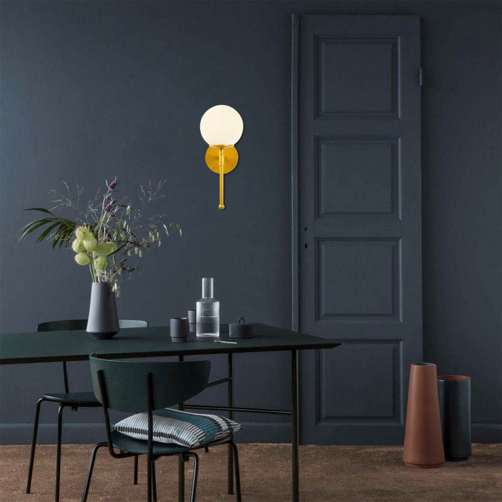 Applique murale minimaliste dorée avec 1 sphère en verre opale blanc — vue 3