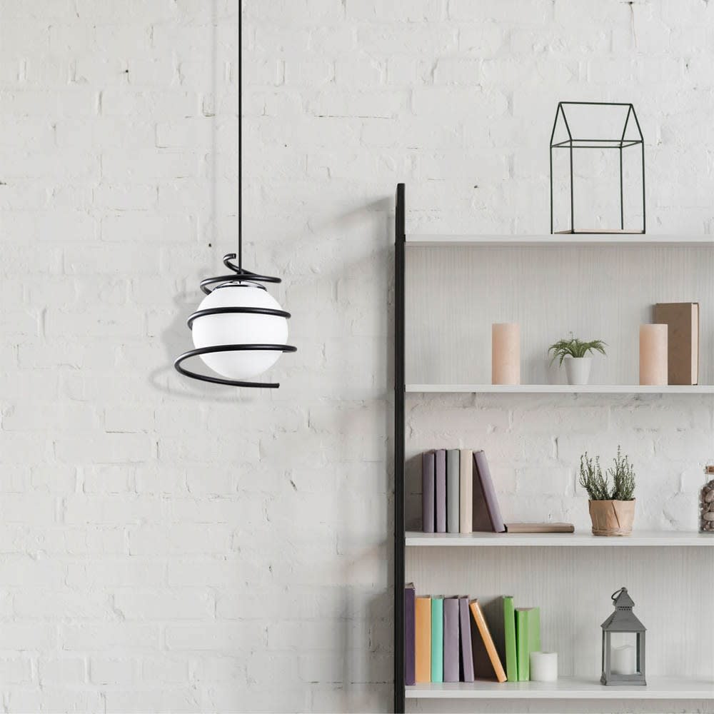 Lampada a sospensione con sfera in vetro bianco e spirale nero -