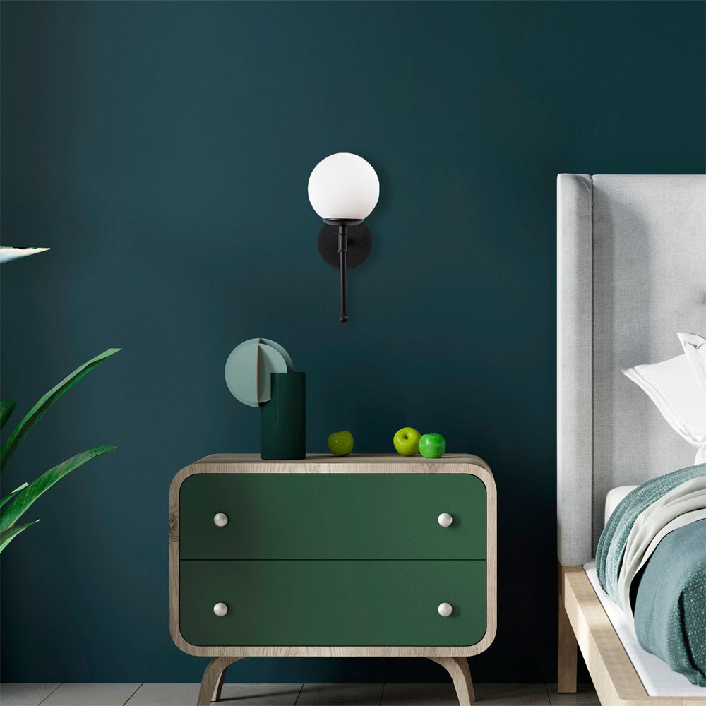 Applique minimalista nera con 1 sfera in vetro opalino bianco -