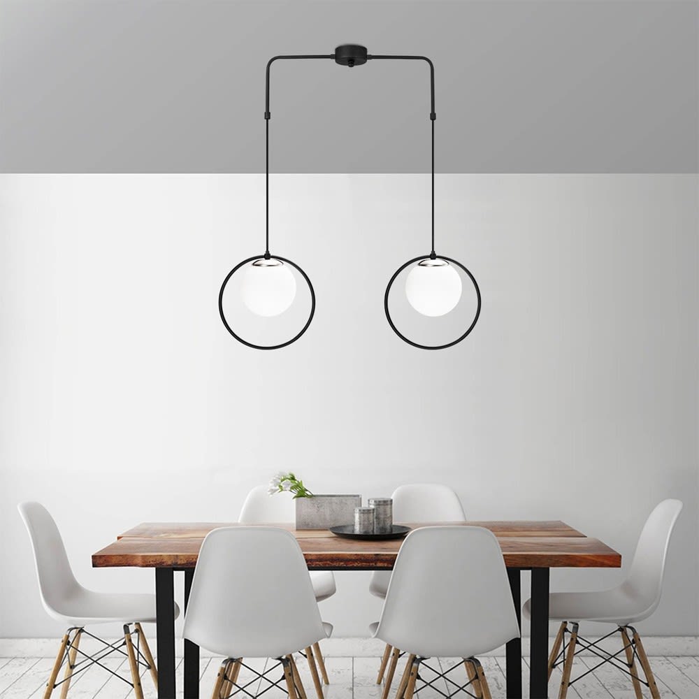 Suspension forme anneau noir à 2 lumières avec sphère en verre opale