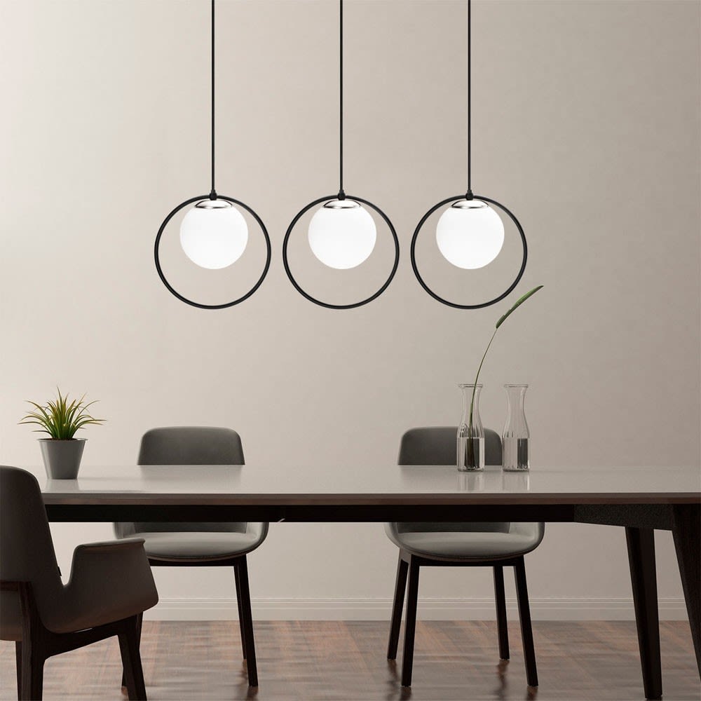 Suspension forme anneau noir 3 lumières avec sphère en verre opale