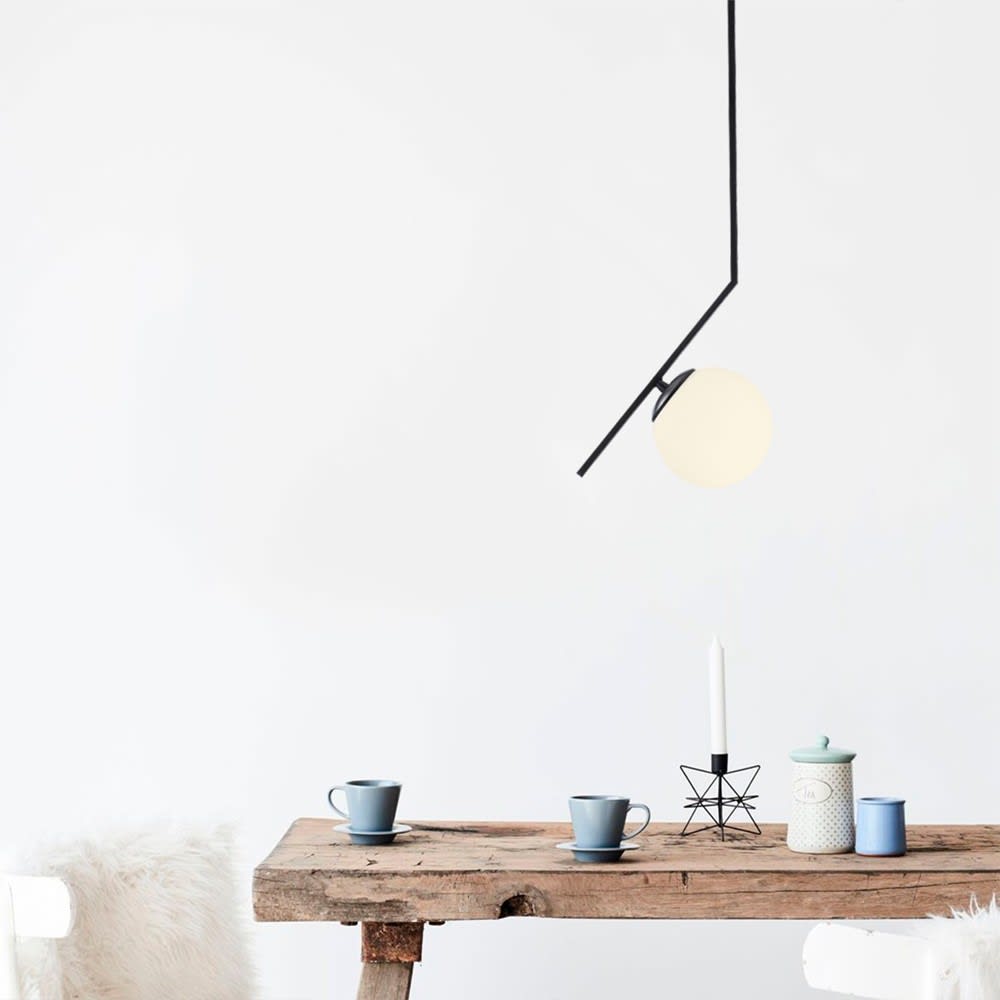 Suspension noir de forme curviligne et sphère en verre opale