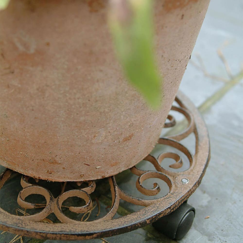 Porte plante rond en fonte 4 roulettes - Maisons du Monde
