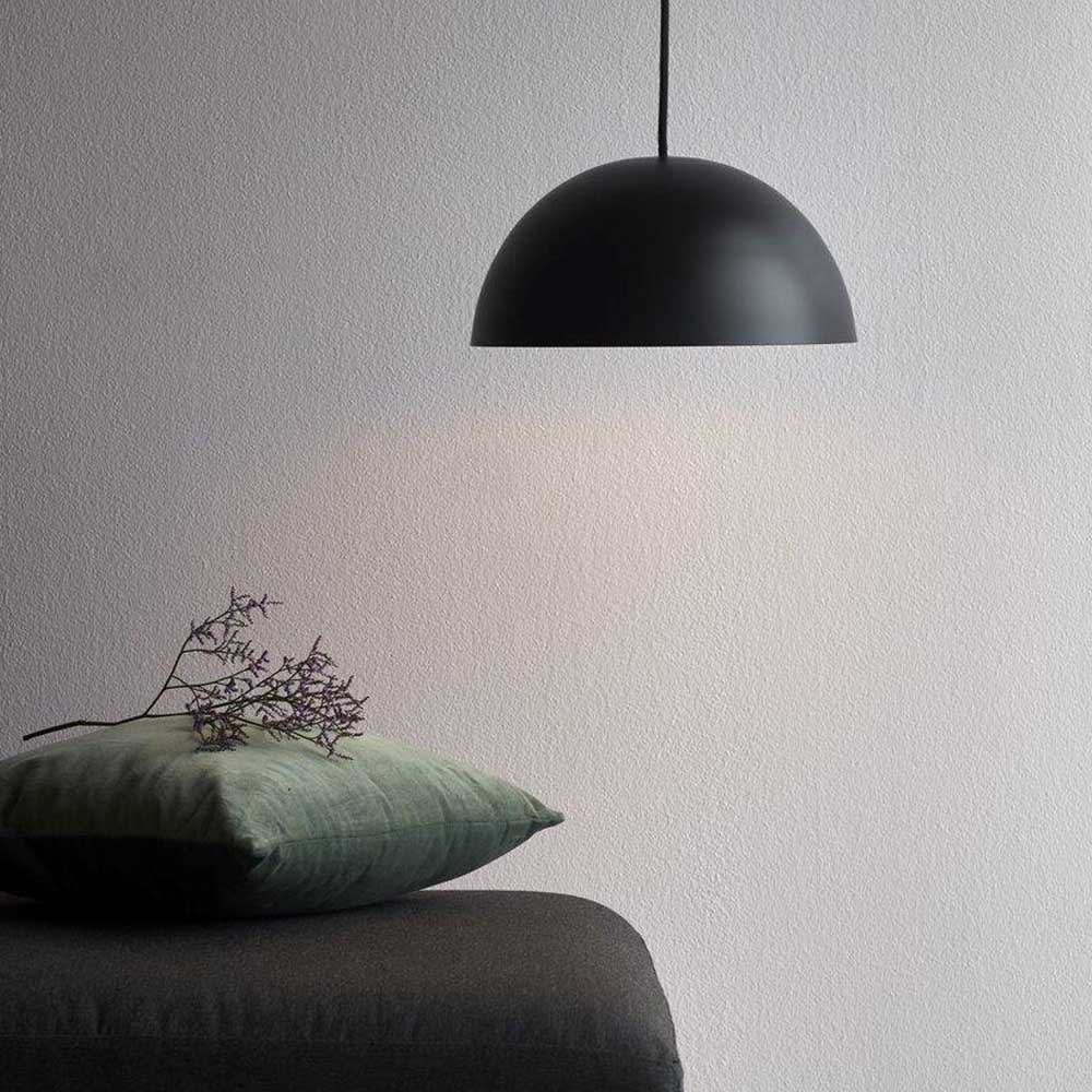 Schwarze Deckenleuchte Kuppelform ø 30 cm und höhenverstellbar -