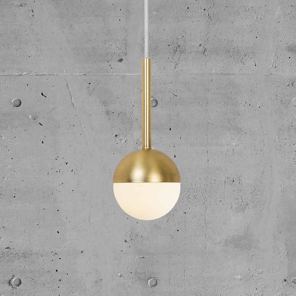 Lampada a sospensione elegante ottone e sfera in vetro bianco ø10