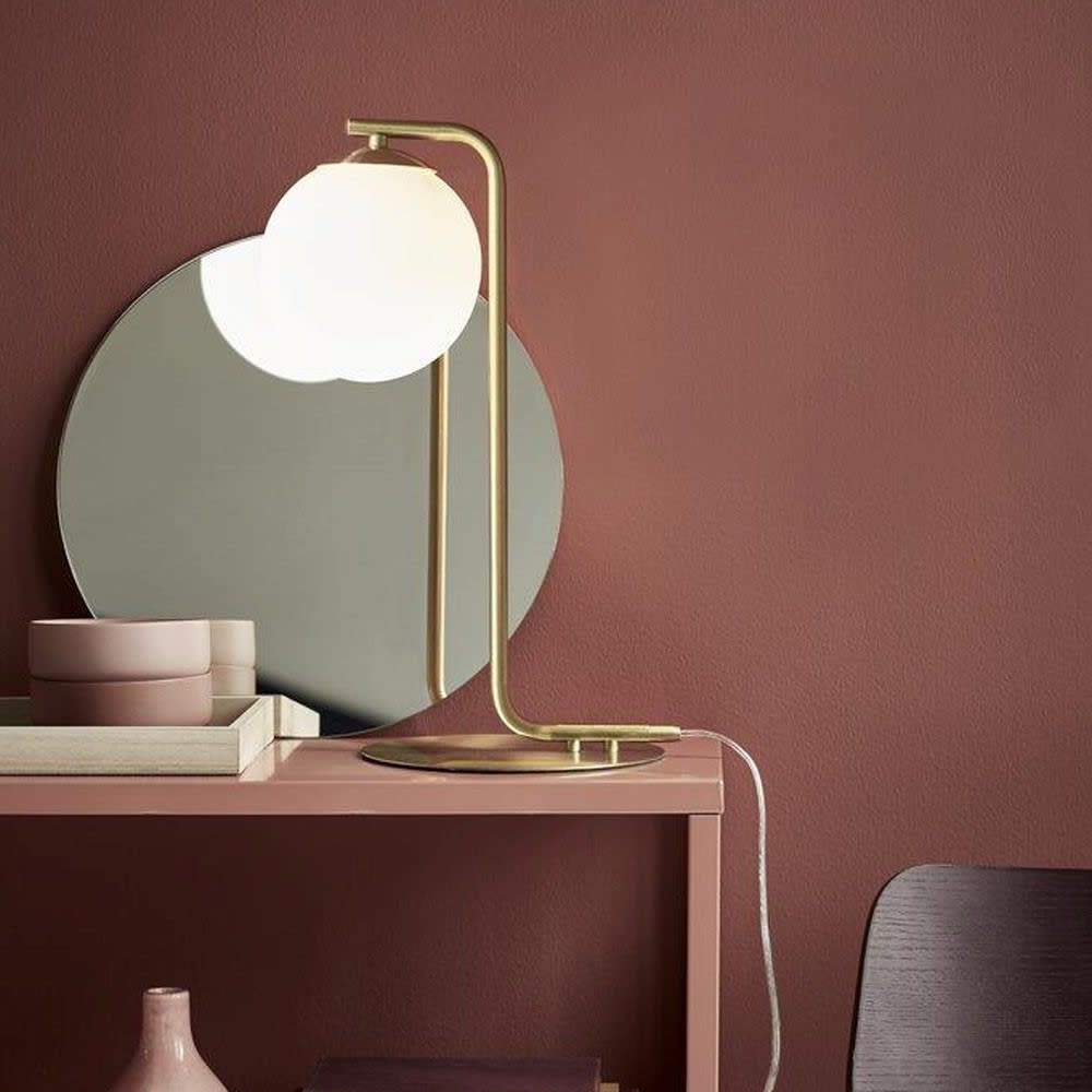 Lampe de table dorée de style nordique et boule de verre blanche