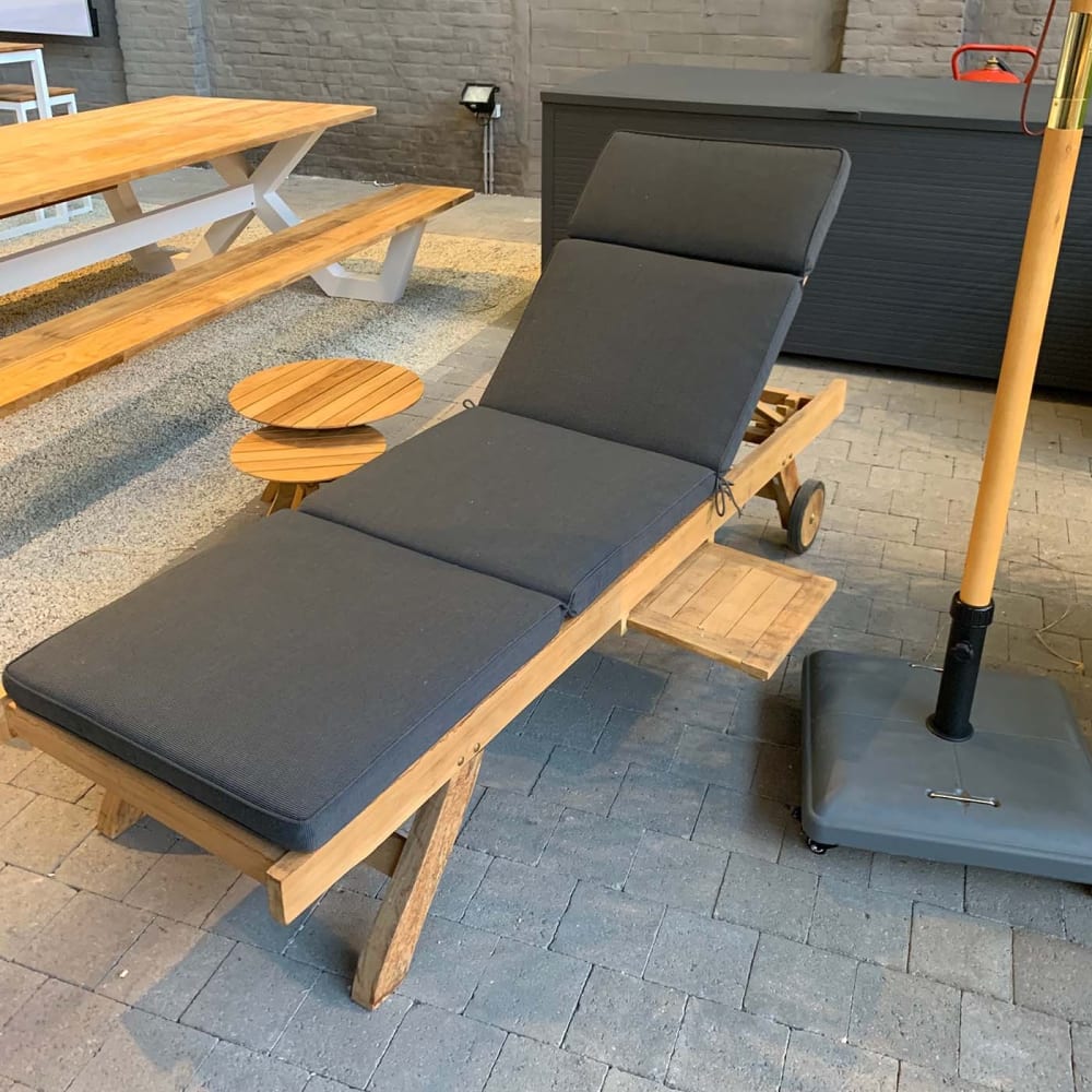 Bain de soleil avec tablette à roulettes en teck massif - Maisons du Monde