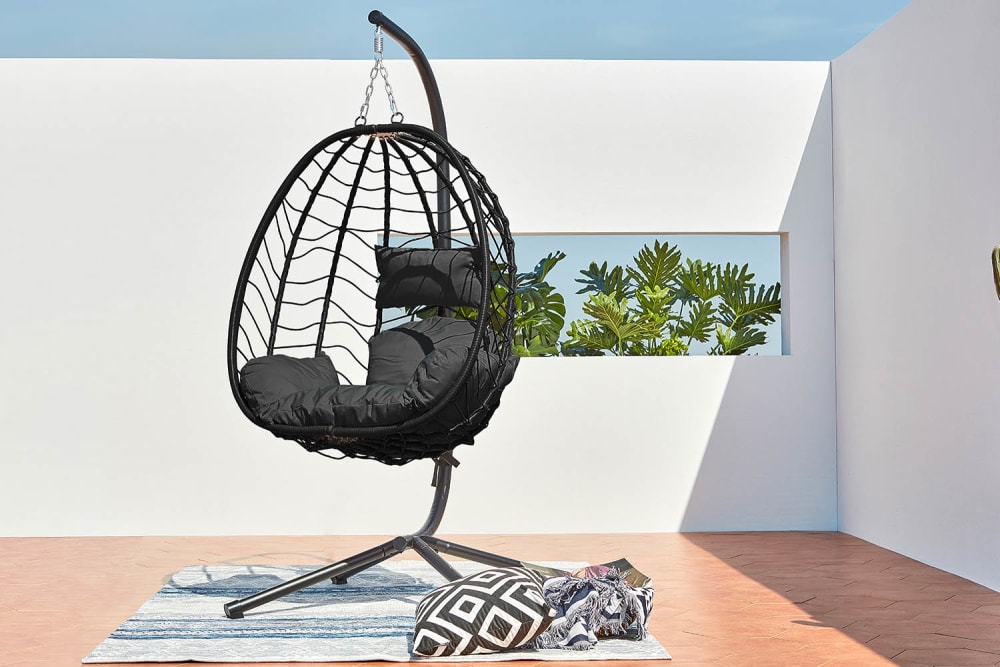 Fauteuil suspendu en résine effet rotin noir