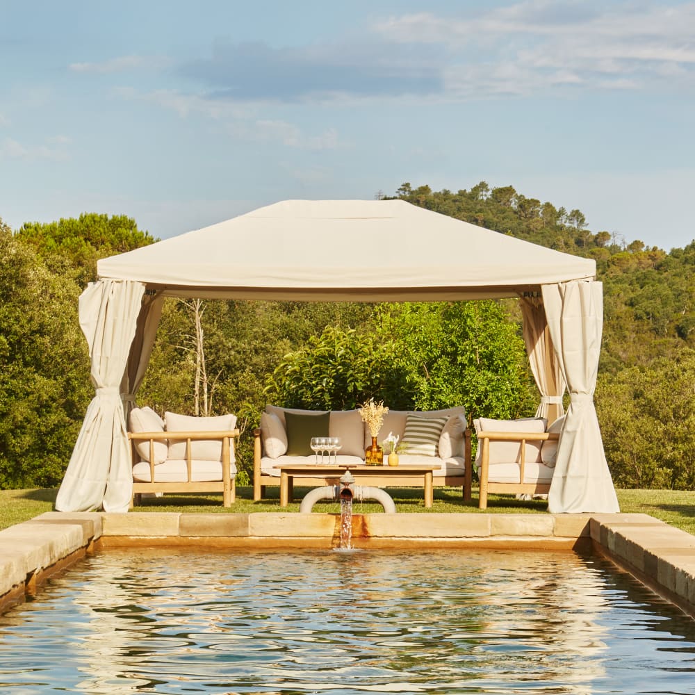 Pergola 300×400 cm avec rideaux beiges et moustiquaires