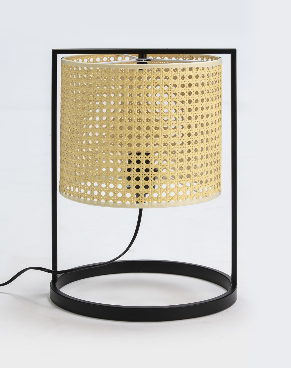 Lámpara de mesa Zenda negra con pantalla de mimbre beige E27