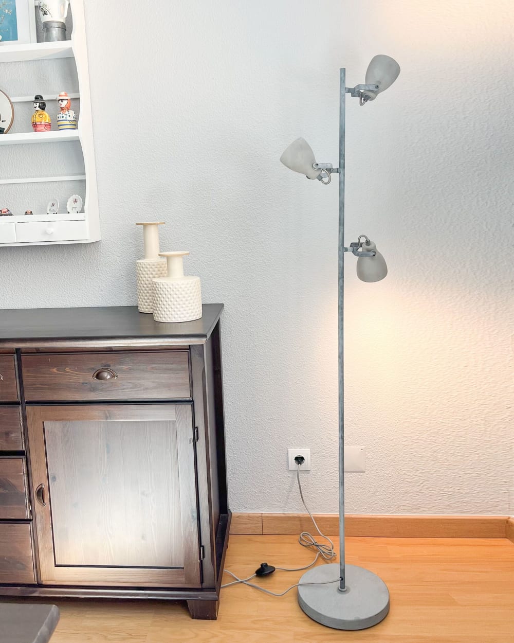 Lampadaire réglable béton gris — vue 3