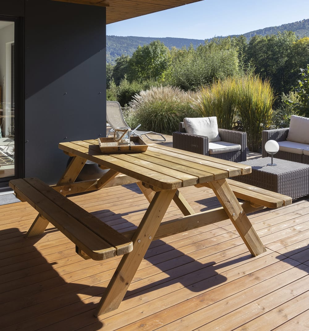 Table de pique-nique pré-assemblée avec angles arrondis en pin - Maisons du Monde