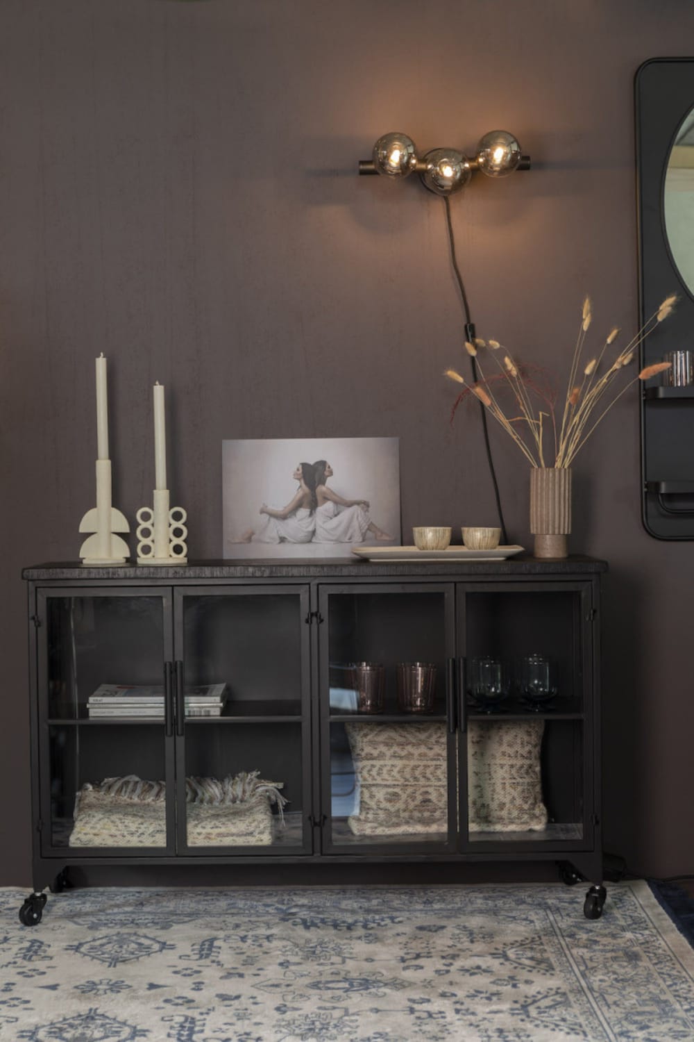 Vitrine basse à roulettes en acier et bois L120