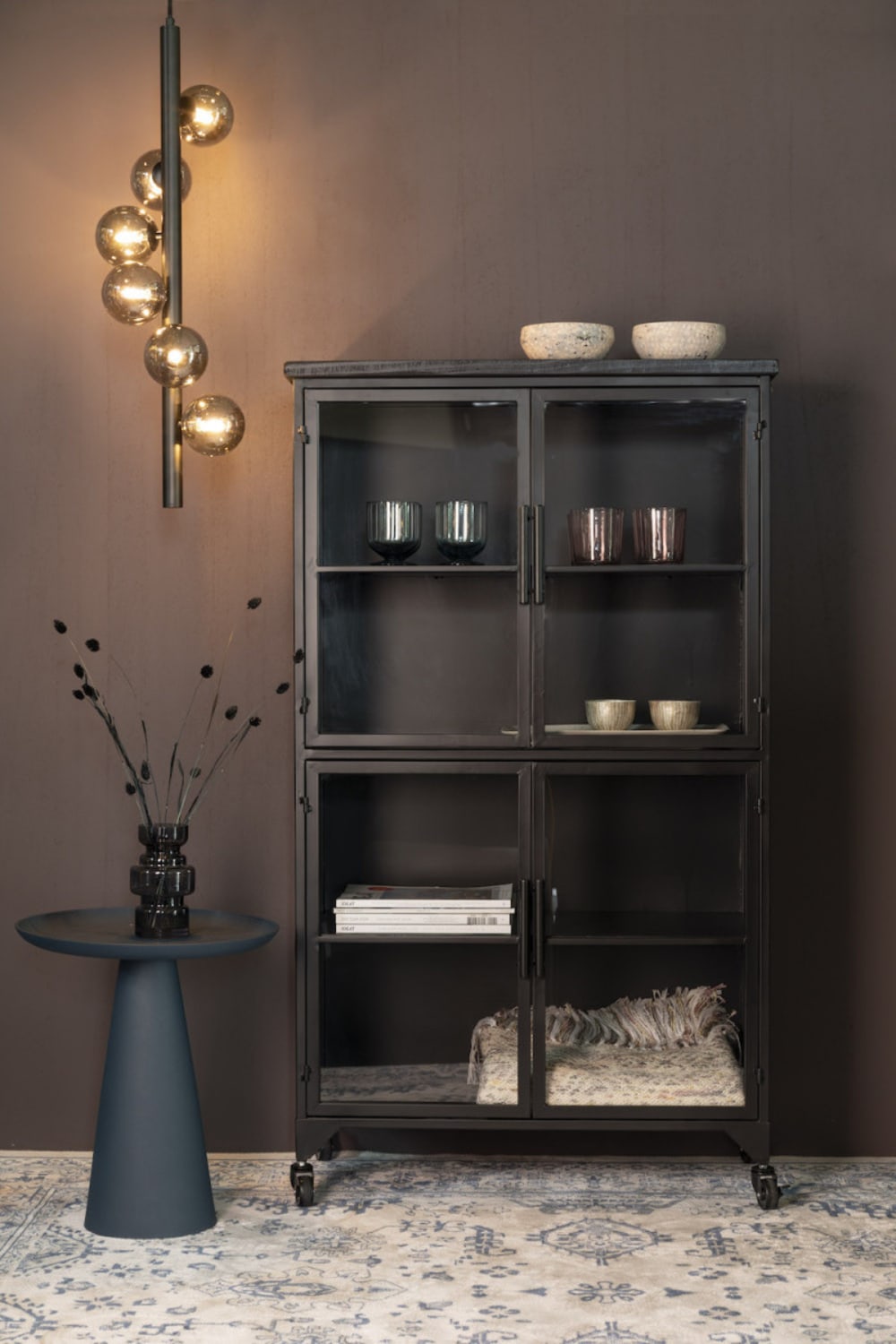 Vitrine haute en acier et bois noir à roulettes H 133