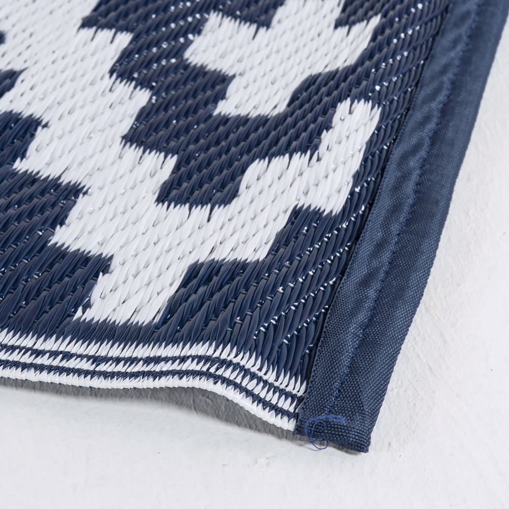 Alfombra de exterior rectangular blanco y azul oscuro de 120x180 cm - Maisons du Monde