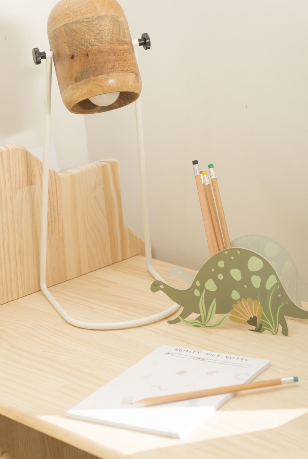 Stifthalter aus Methacrylat in Form eines grünen Dinosauriers -