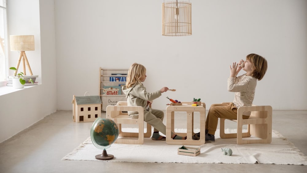 Set mit 3 Montessori-Stühlen aus naturfarbenem Kiefernholz. -