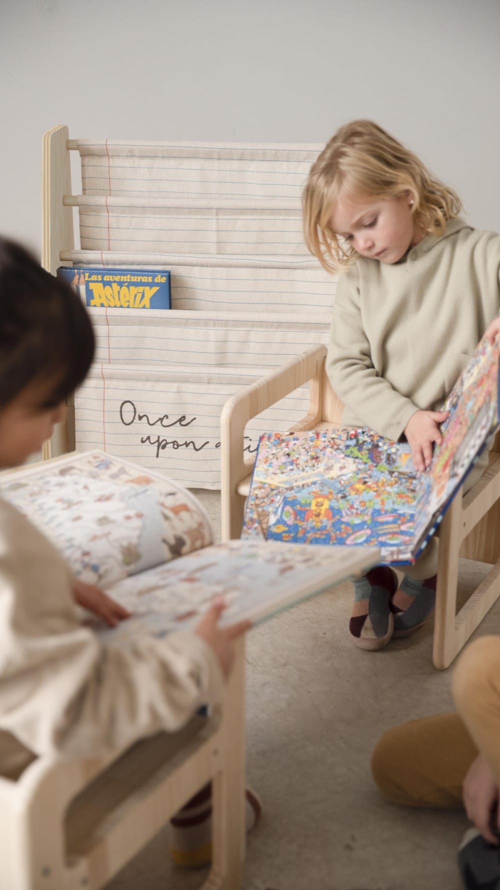 Bücherregal aus Kiefer-Sperrholz und bedrucktem Onceupon-Textil -