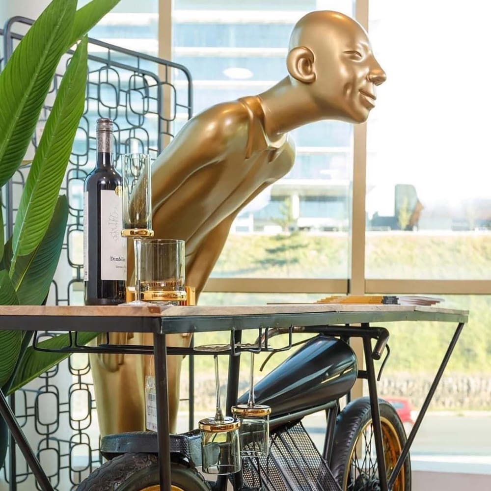 Estatua de hombre de fibra de vidrio, bañada en oro H164 - Maisons du Monde