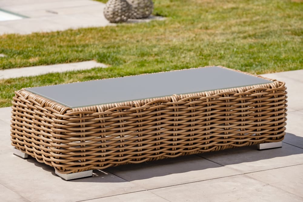 Mesa de centro en resina trenzada y tablero de vidrio