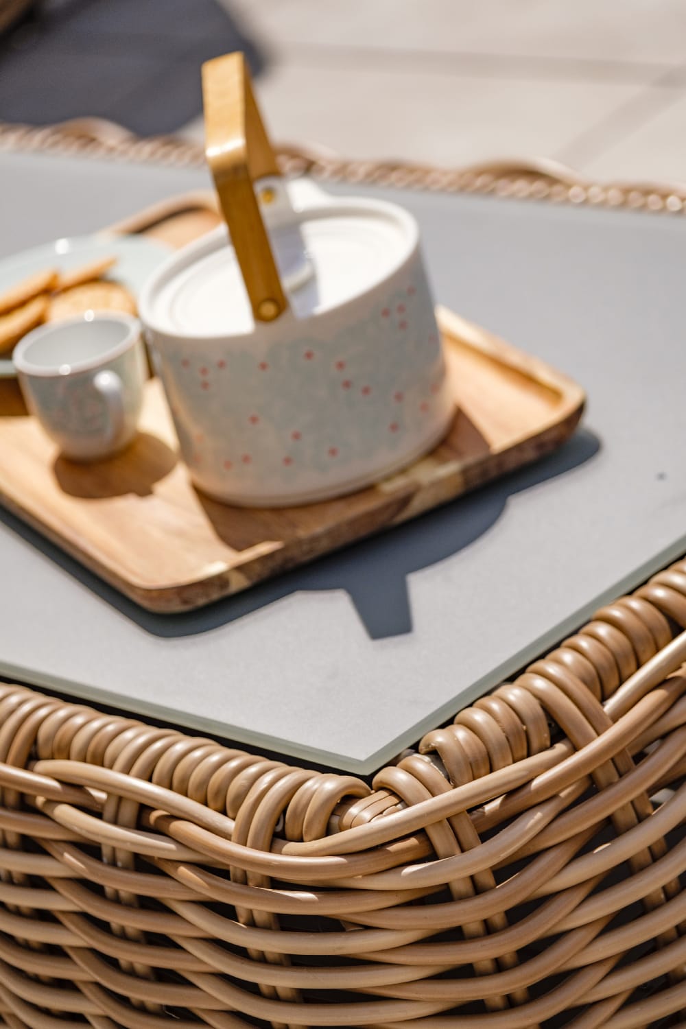 Mesa de centro en resina trenzada y tablero de vidrio - Maisons du Monde