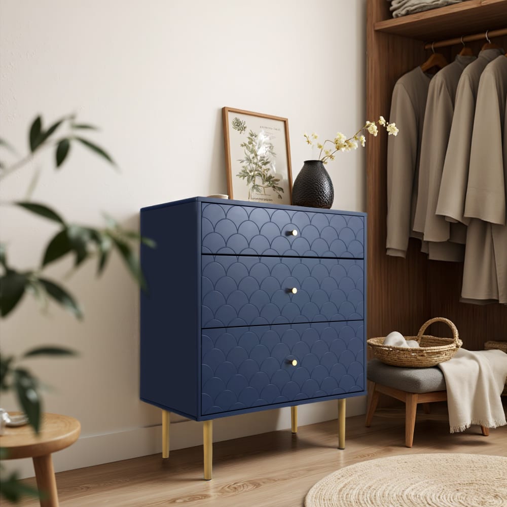 Commode bleue à 3 tiroirs avec motif écaille et pieds dorés