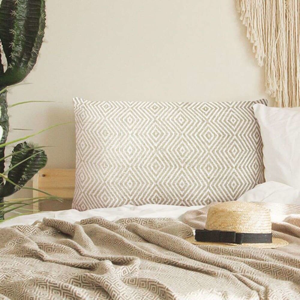 Coussin ethnique motif ikat blanc et beige 60x40