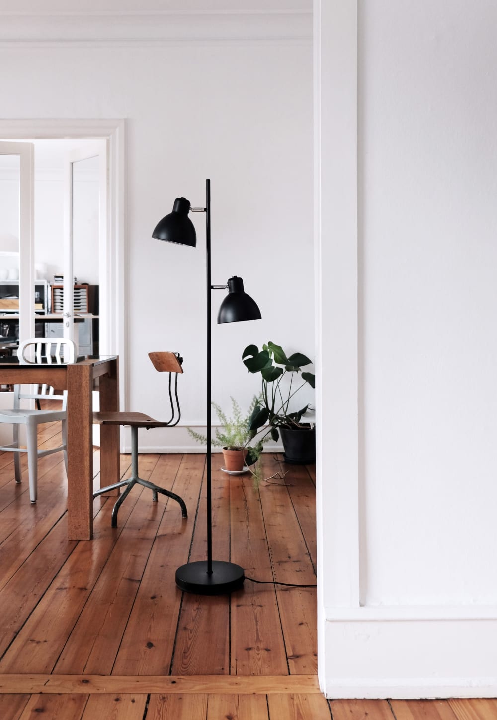 Lampadaire en métal noir mat et chrome