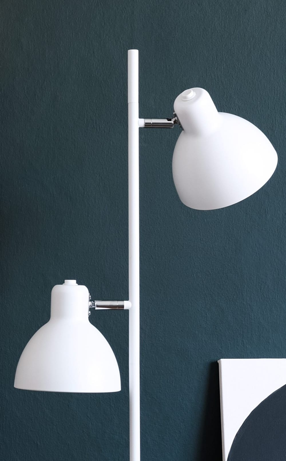 Lampadaire en métal blanc mat et chrome — vue 4