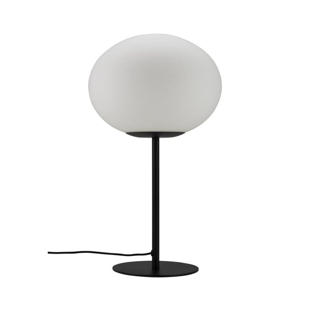 DYBERG LARSEN Die Prinzessinnen-Tischlampe hat einen Lampenschirm aus Opalglas und einen schwarzen Metallfuß. Sie müssen den Lampenschirm an der Basis