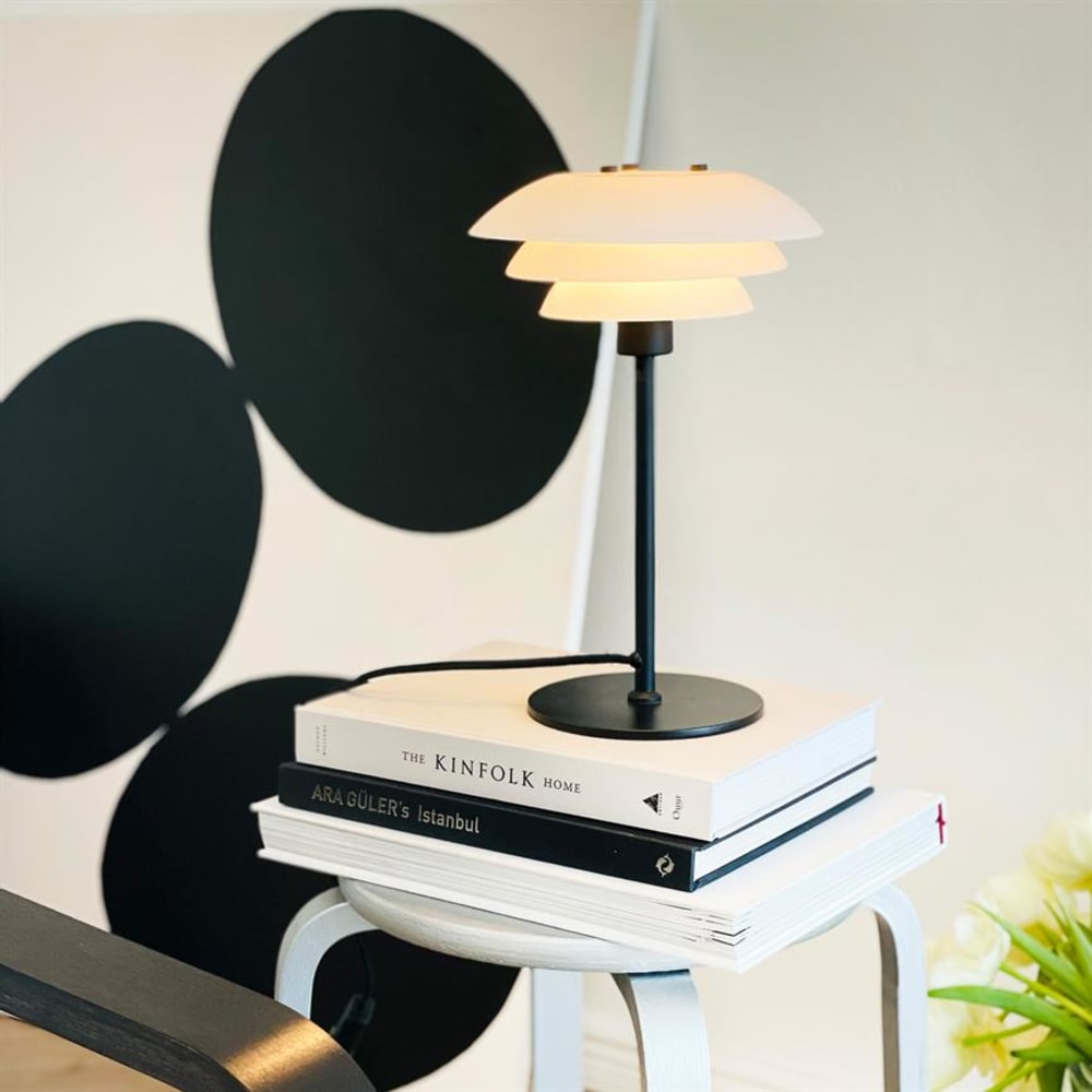 Dyberg Larsen Tischleuchte aus Opalglas und Metall h 30 cm d 20 cm, schwarz style modern - -