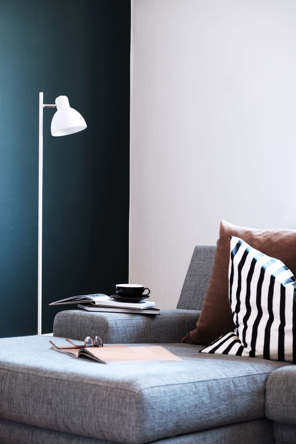 Lampadaire en métal blanc mat et chrome — vue 3