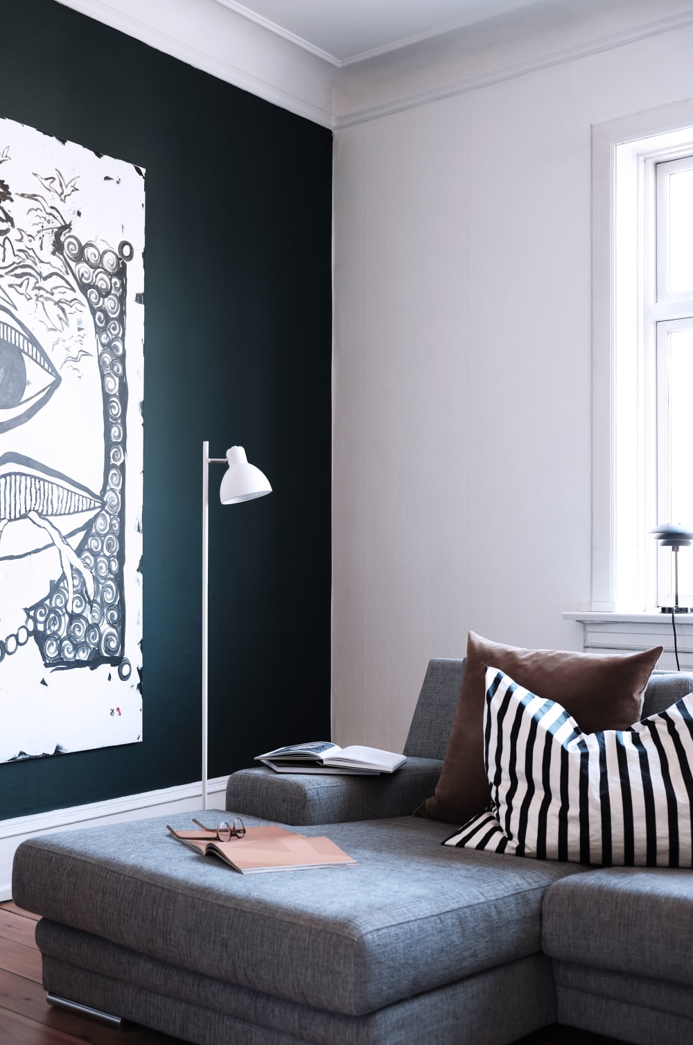 Lampadaire en métal blanc mat et chrome — vue 4
