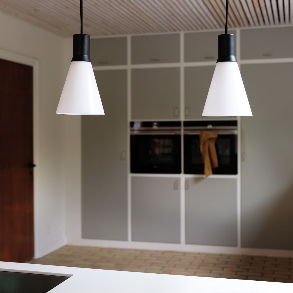 Suspension en métal noir mat et verre opale 2 pièces