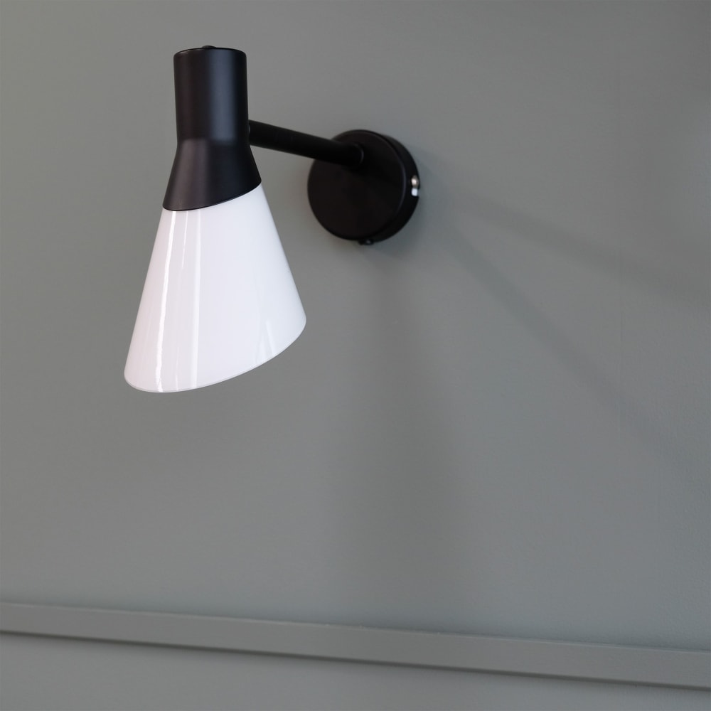 Applique en métal noir mat et verre opale