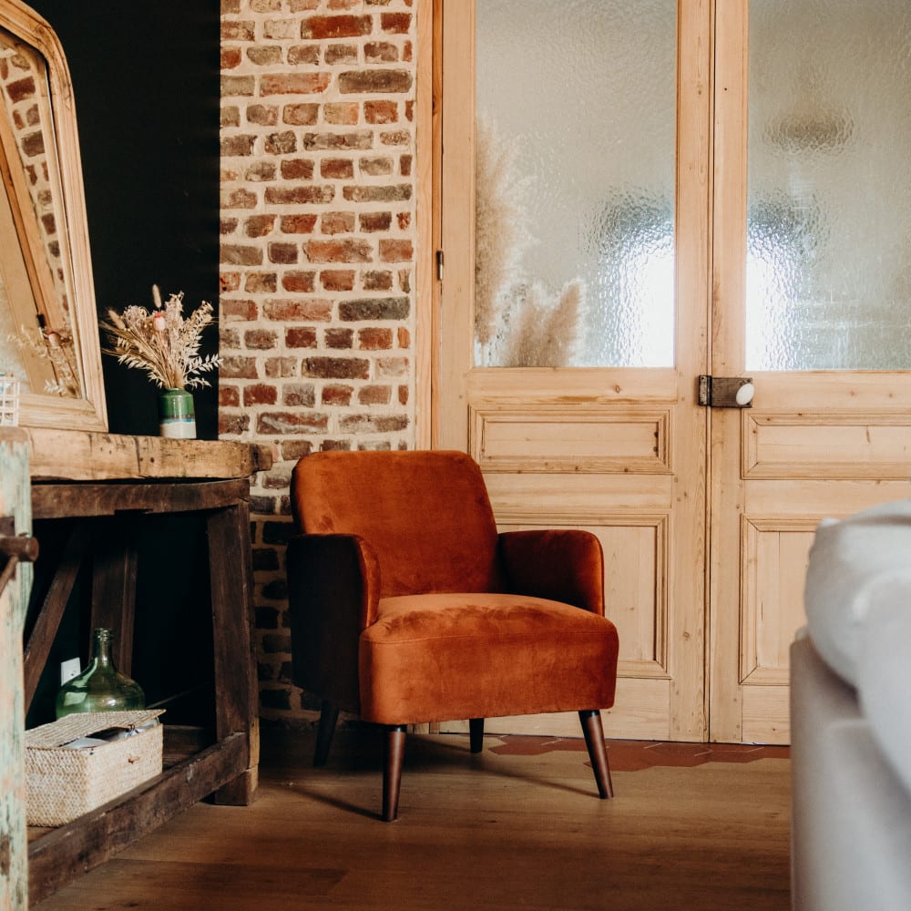 Fauteuil rétro en velours pieds bois foncé - Rouille